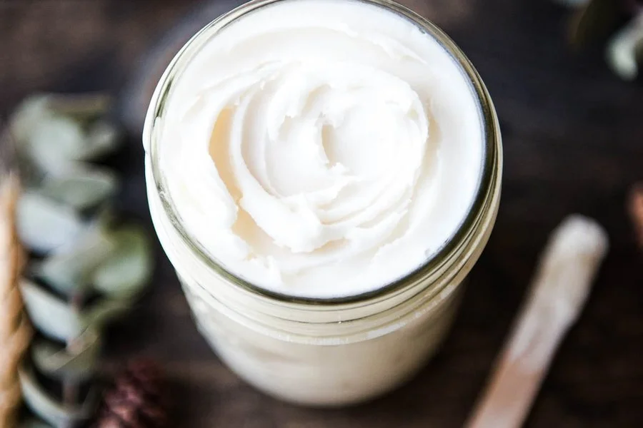 Receita: Desodorante natural de bicarbonato de sódio e óleo de coco - Proteja as axilas e elimine as bactérias com um desodorante suave, sem sais de alumínio, à base de óleo de coco orgânico e amido de araruta.