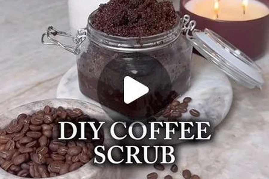 Exfoliante Corporal de Café y Aceite de Almendras - Tratamiento exfoliante natural elaborado con posos de café reciclados y aceite nutritivo de almendras para reactivar la circulación y suavizar la piel.