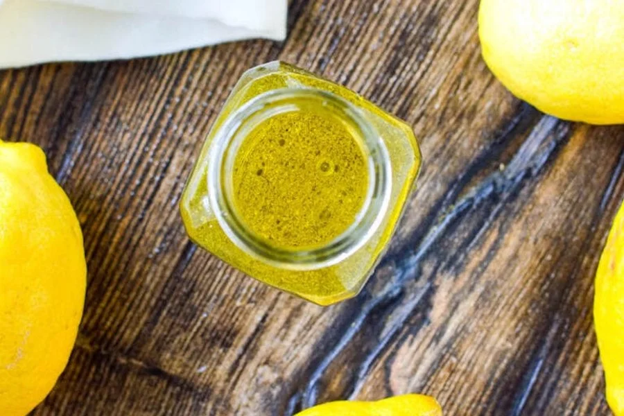 Limpiador de Madera de Aceite de Oliva y Limón - Nutre, abrillanta y protege tus muebles de madera natural con un pulidor ecológico a base de aceite de oliva virgen y zumo de limón fresco.